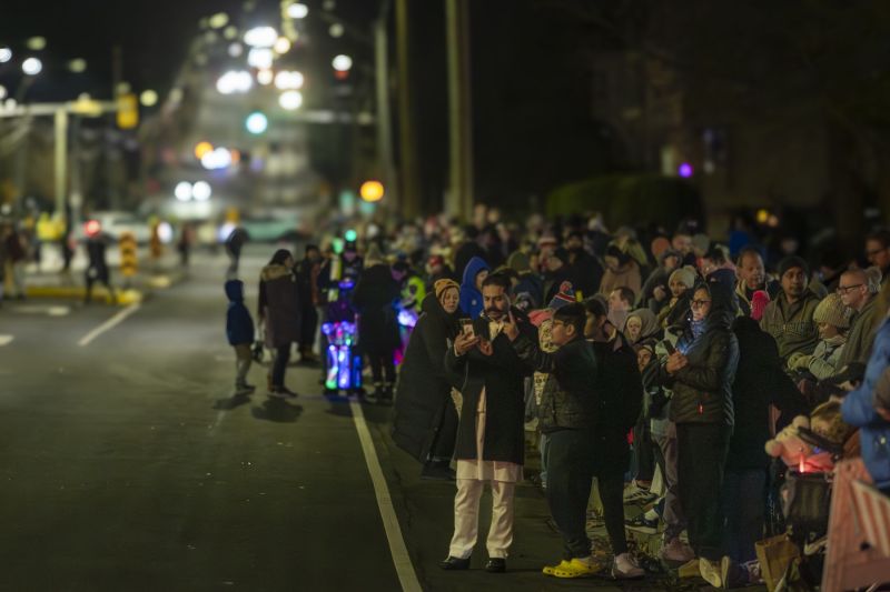 SantaParade2025-11