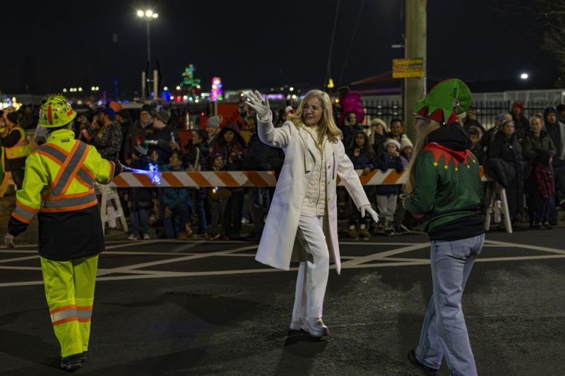 SantaParade2025-14
