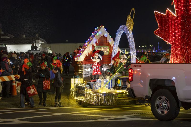 SantaParade2025-15
