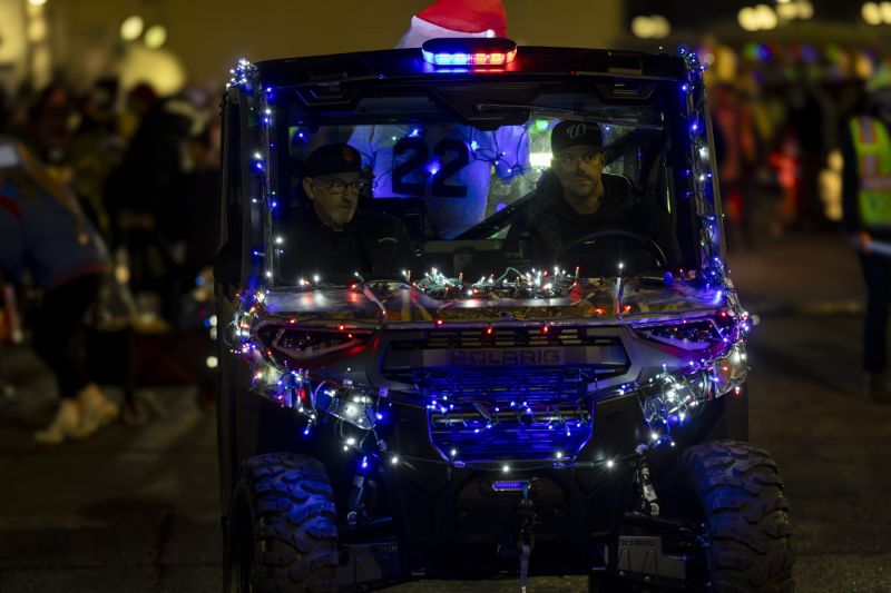 SantaParade2025-25