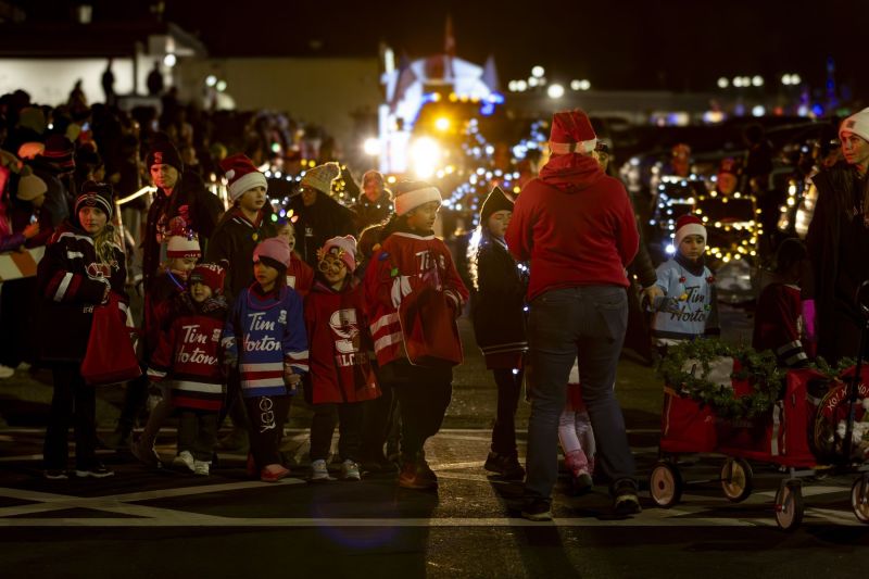 SantaParade2025-36