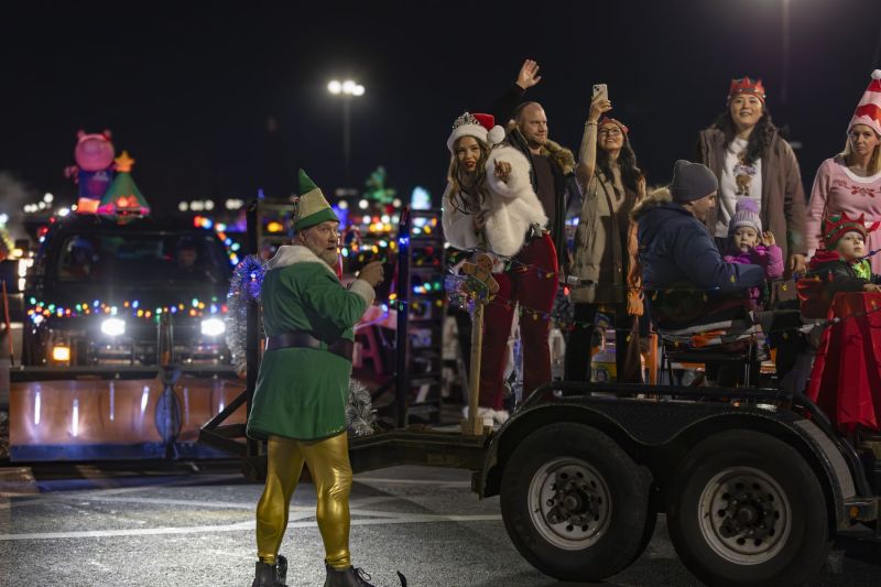 SantaParade2025-60